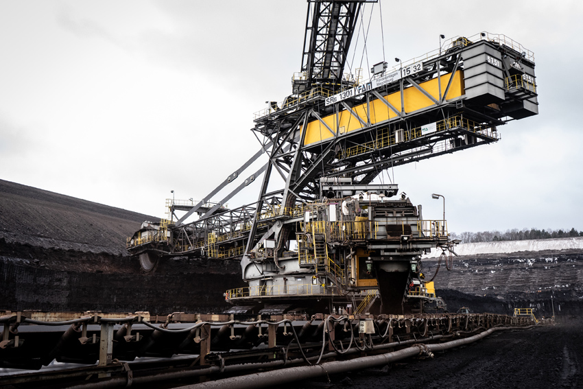 Einen halben Kilometer arbeitet sich der Tagebau Welzow-Süd pro Jahr von links nach rechts. Dabei werden 20 Millionen Tonnen Braunkohle gewonnen. Foto: Thomas Bär