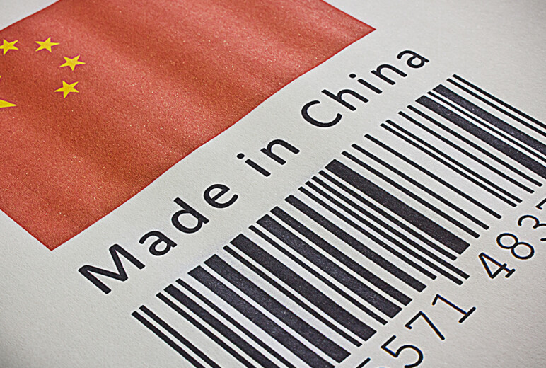 Auf einem Stück Papier gedruckte Flagge von China, darunter der Text "Made in China" und ein Barcode.