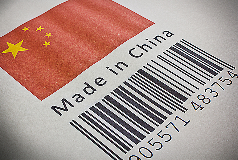 Auf einem Stück Papier gedruckte Flagge von China, darunter der Text "Made in China" und ein Barcode.