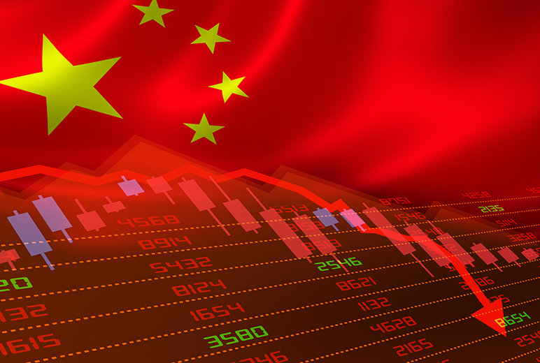 Die Flagge von China verschwimmt mit einem Aktienkurs.