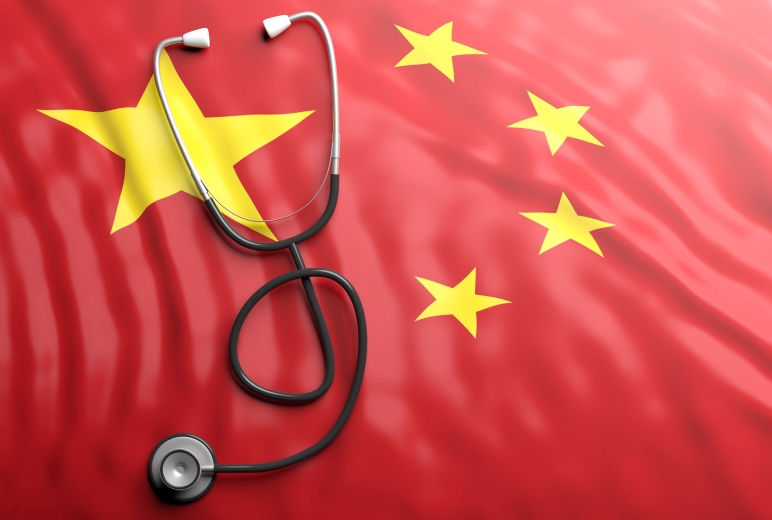 Ein Stethoskop liegt auf der Flagge von China.
