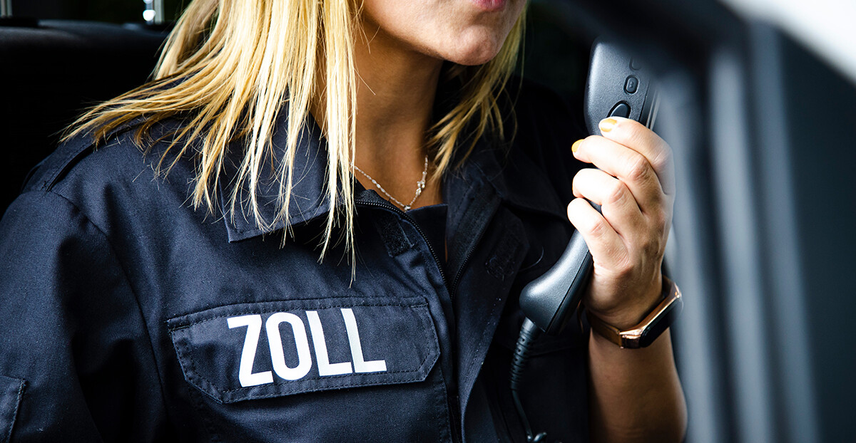 Eine Zollbeamtin am telefonieren.