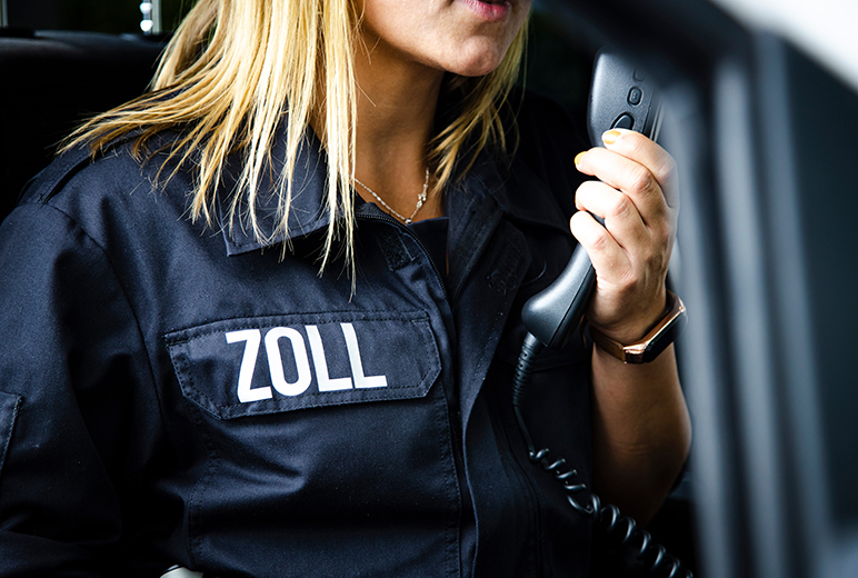 Eine Zollbeamtin am telefonieren.