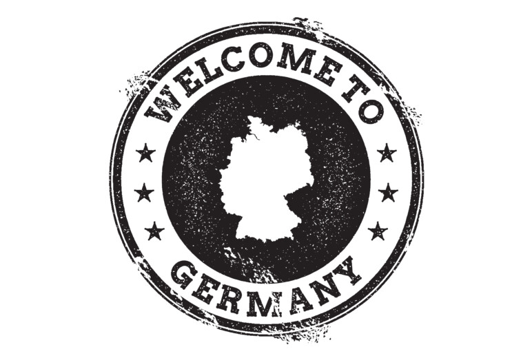 Schwarz-weißer Stempel im Grunge-Look mit der Silhouette Deutschlands in der Mitte und dem Text „WELCOME TO GERMANY“, umgeben von Sternen.